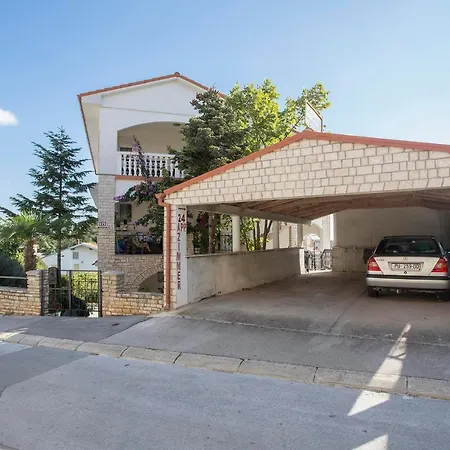 Jaksa בית הארחה 3*